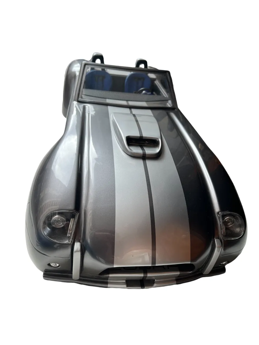 डिज़ाइनर मार्सेलो पेना की प्राचीन कार, ग्रे और काले विवरणों के साथ, कला पृष्ठभूमि में।