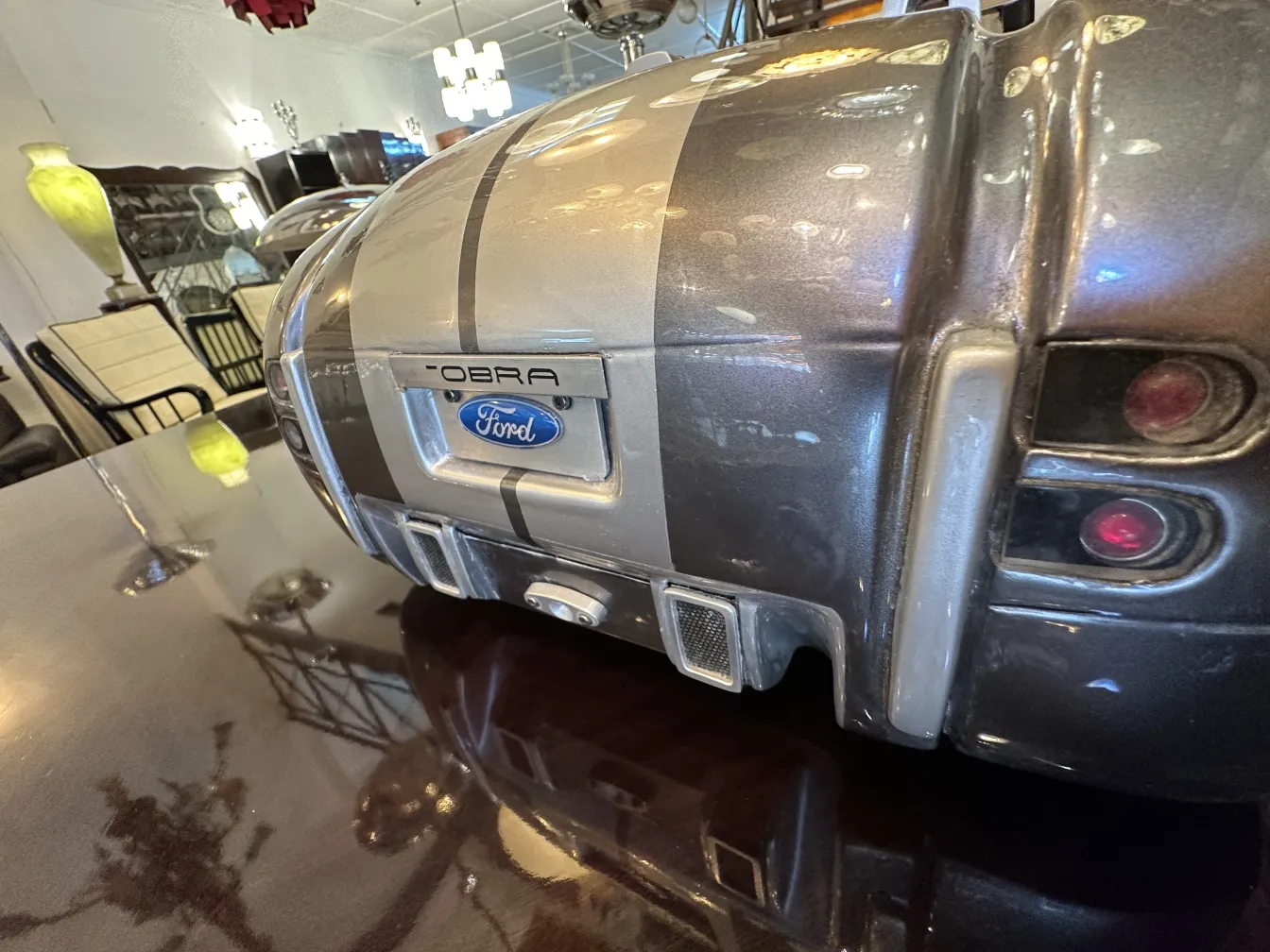 Auto antico del designer Marcelo Peña in un ambiente accogliente.