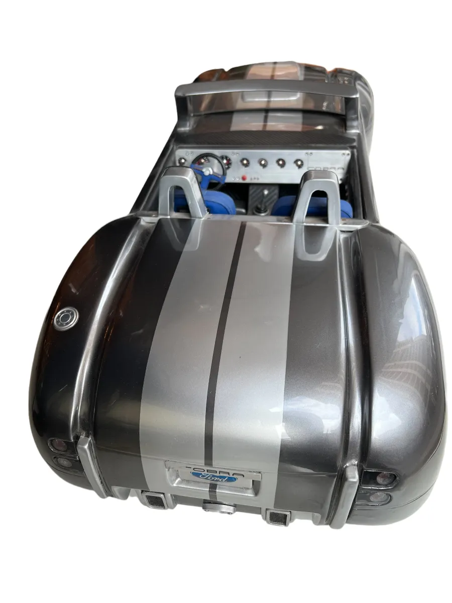 डिज़ाइनर मार्सेलो पेना की पुरानी कार, धातु की विशेषताओं और नीले बैंकों के साथ। प्राचीन वातावरण।