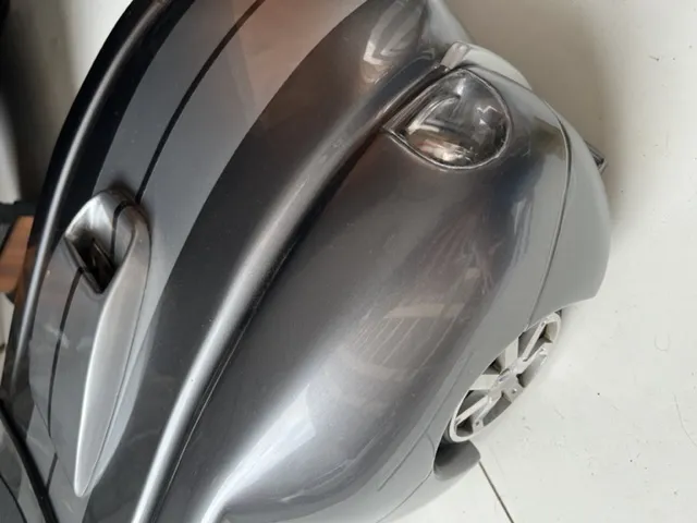 vue latérale d'une voiture antique de designer grise