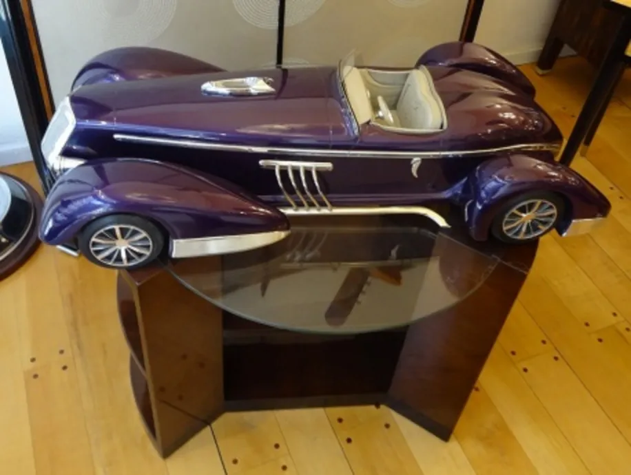 Antikes Auto des Designers Marcelo Peña stilvoll präsentiert.