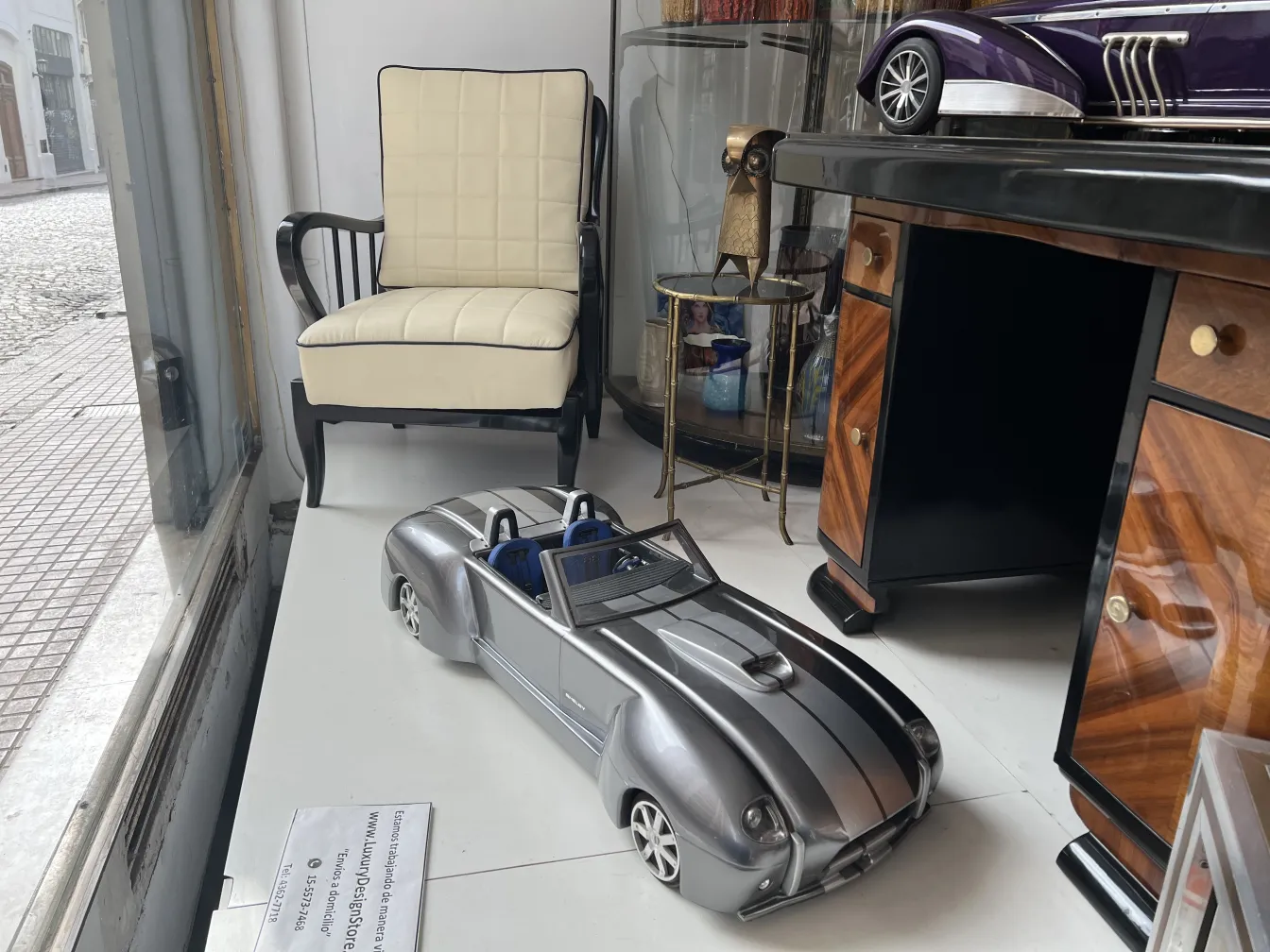 Antikes Modell eines Autos des Designers Marcelo Peña, graue Farbe, in eleganter Möbelumgebung.