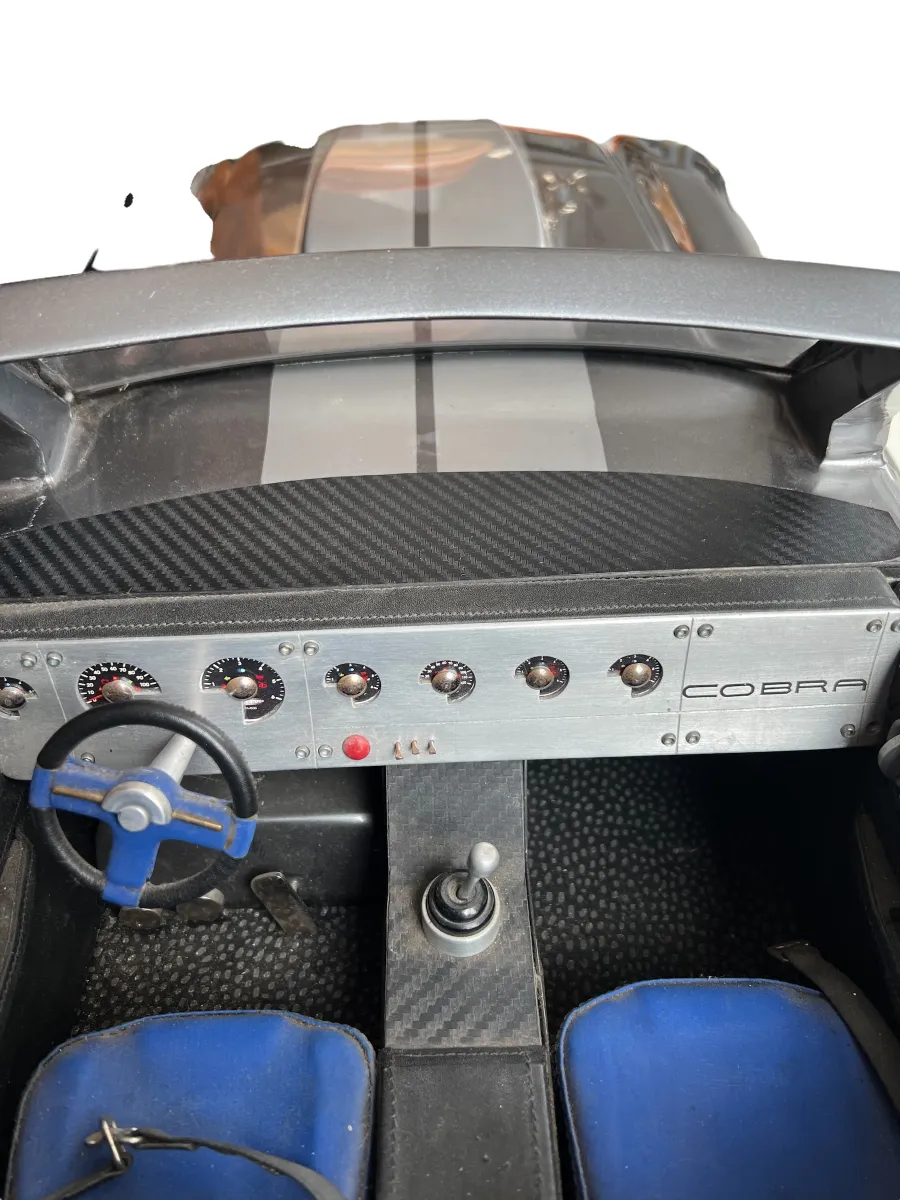 interior de auto del diseñador con detalles en azul y negro