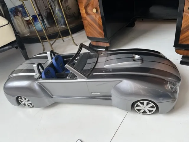 Auto antica del designer Marcelo Peña con interni blu