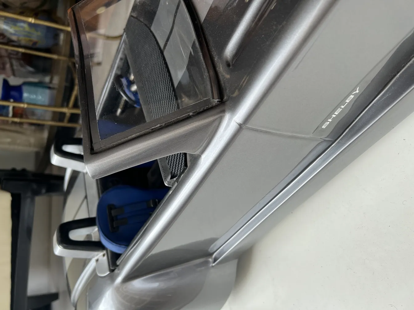 Vista laterale di un'auto antica del designer Marcelo Peña in un ambiente quotidiano.