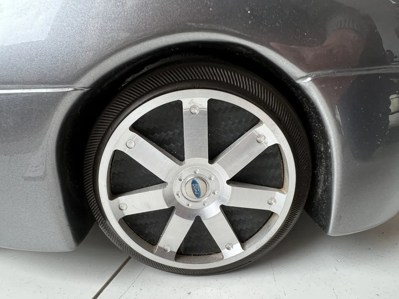 Dettaglio della ruota dell'auto antica del designer Marcelo Peña