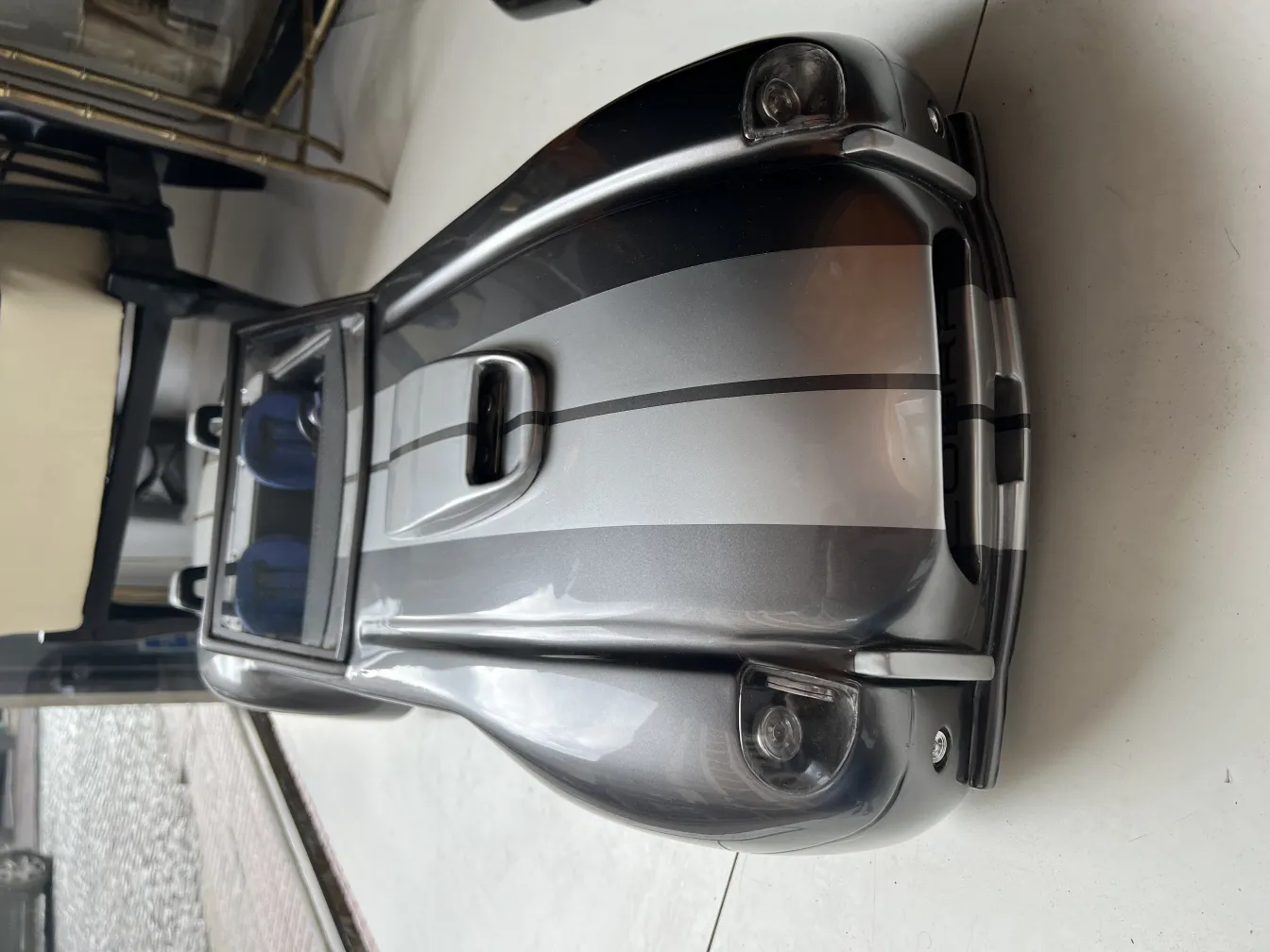 антикварная машина дизайнера Марсело Пенья с элегантными линиями в современном окружении.