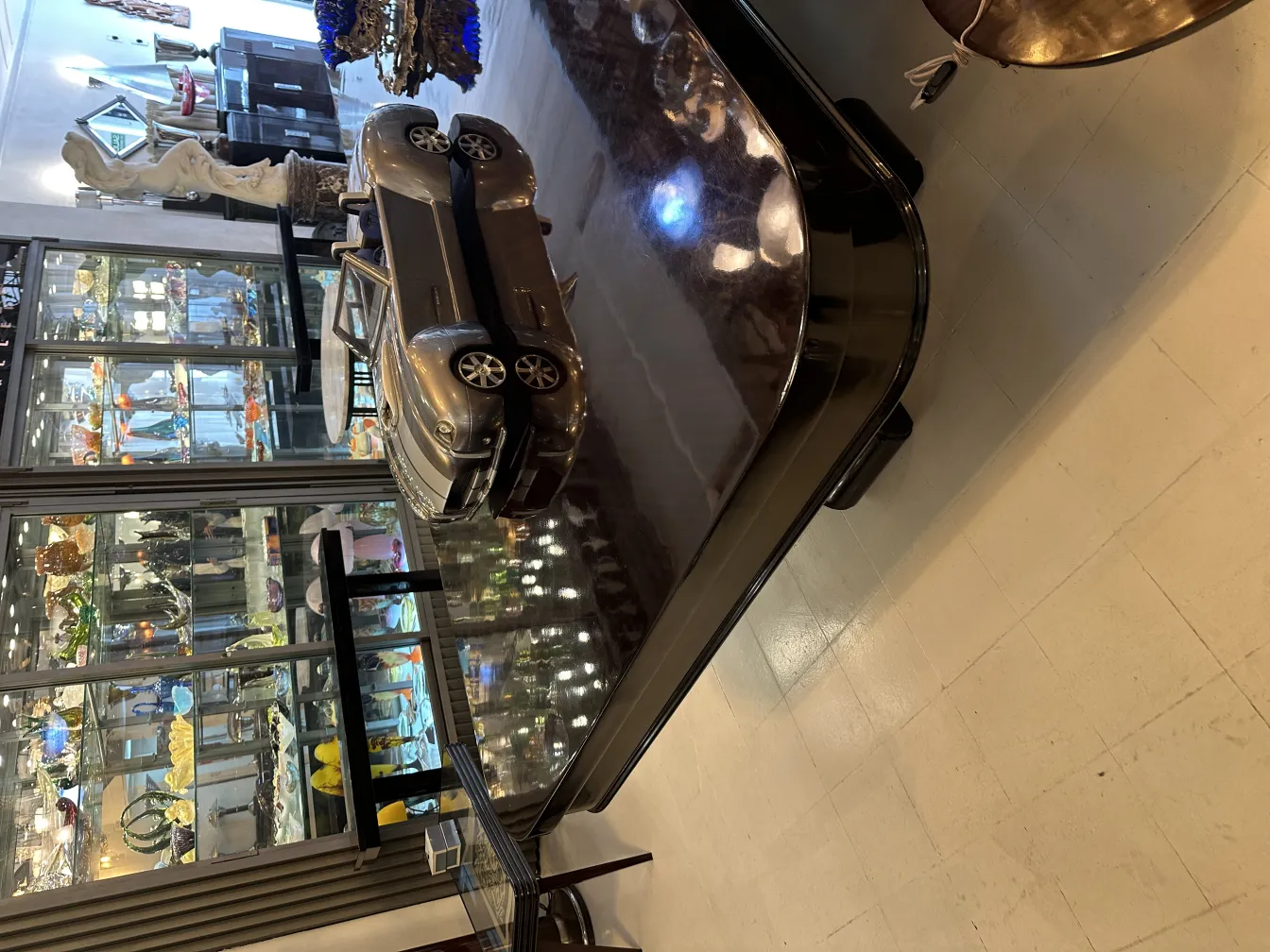 Auto del designer Marcelo Peña esposta elegantemente con antiquariato.