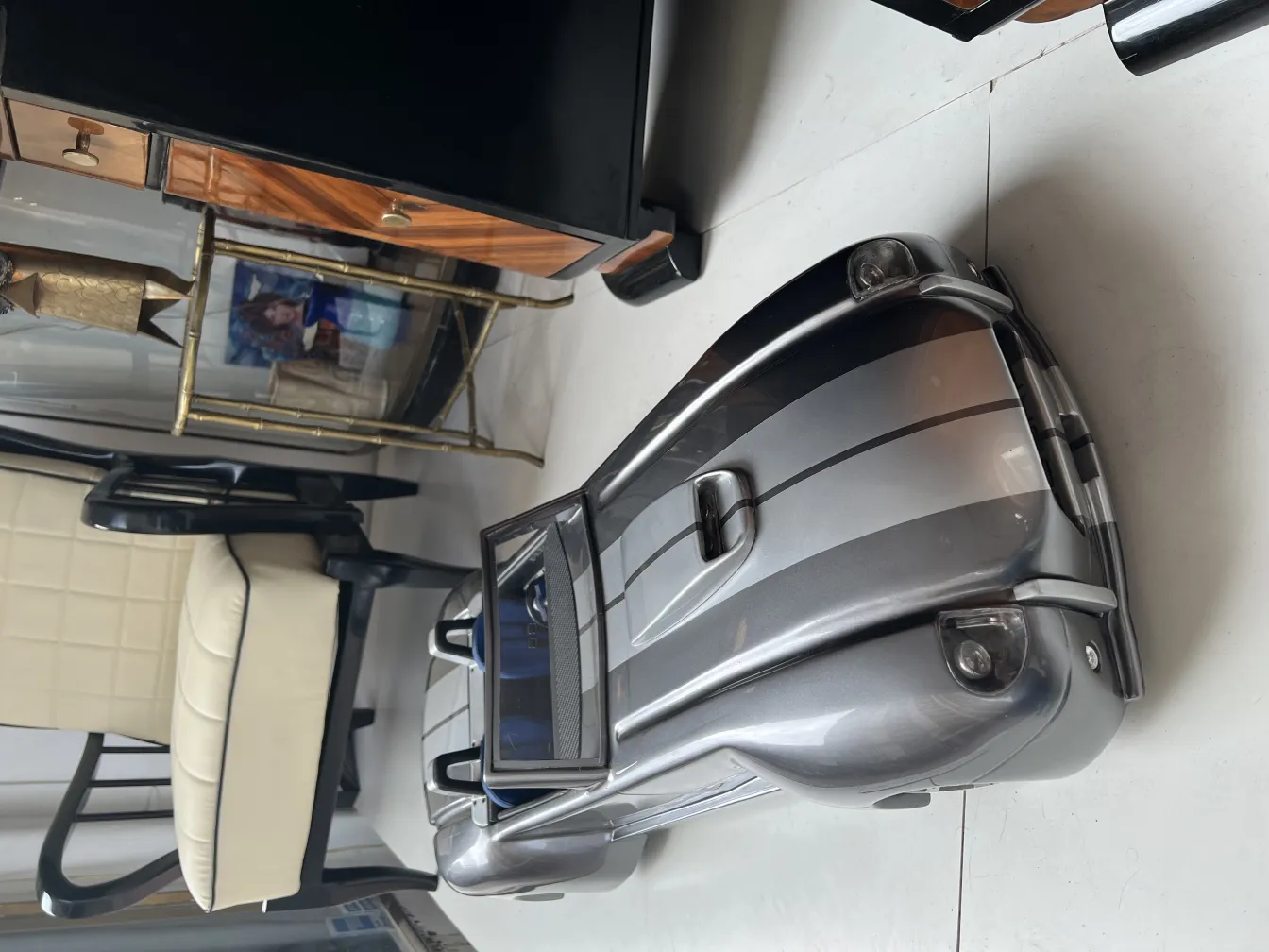 voiture antique du designer Marcelo Peña dans un cadre stylé