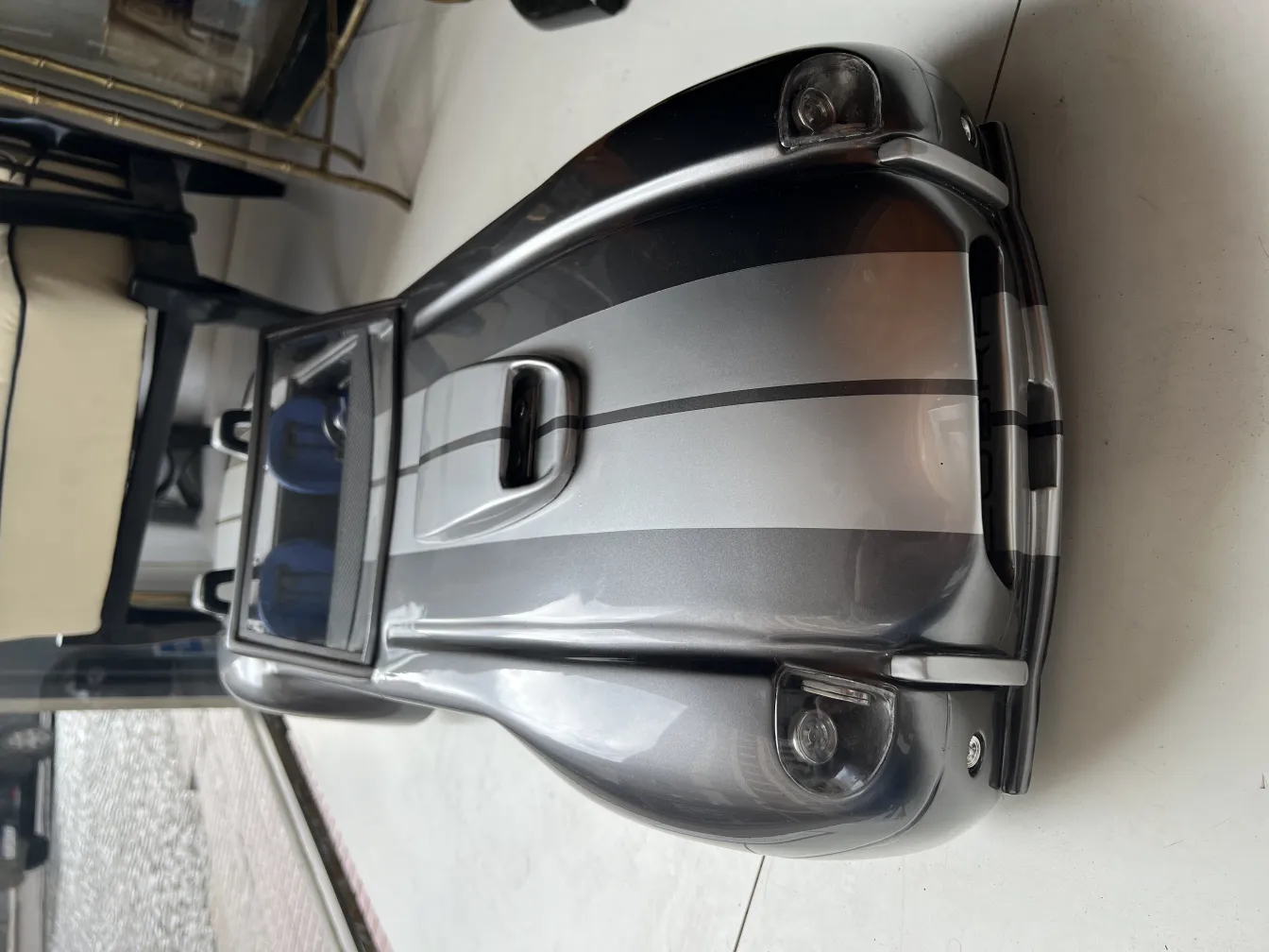 Antikes Auto des Designers Marcelo Peña in einem eleganten Umfeld