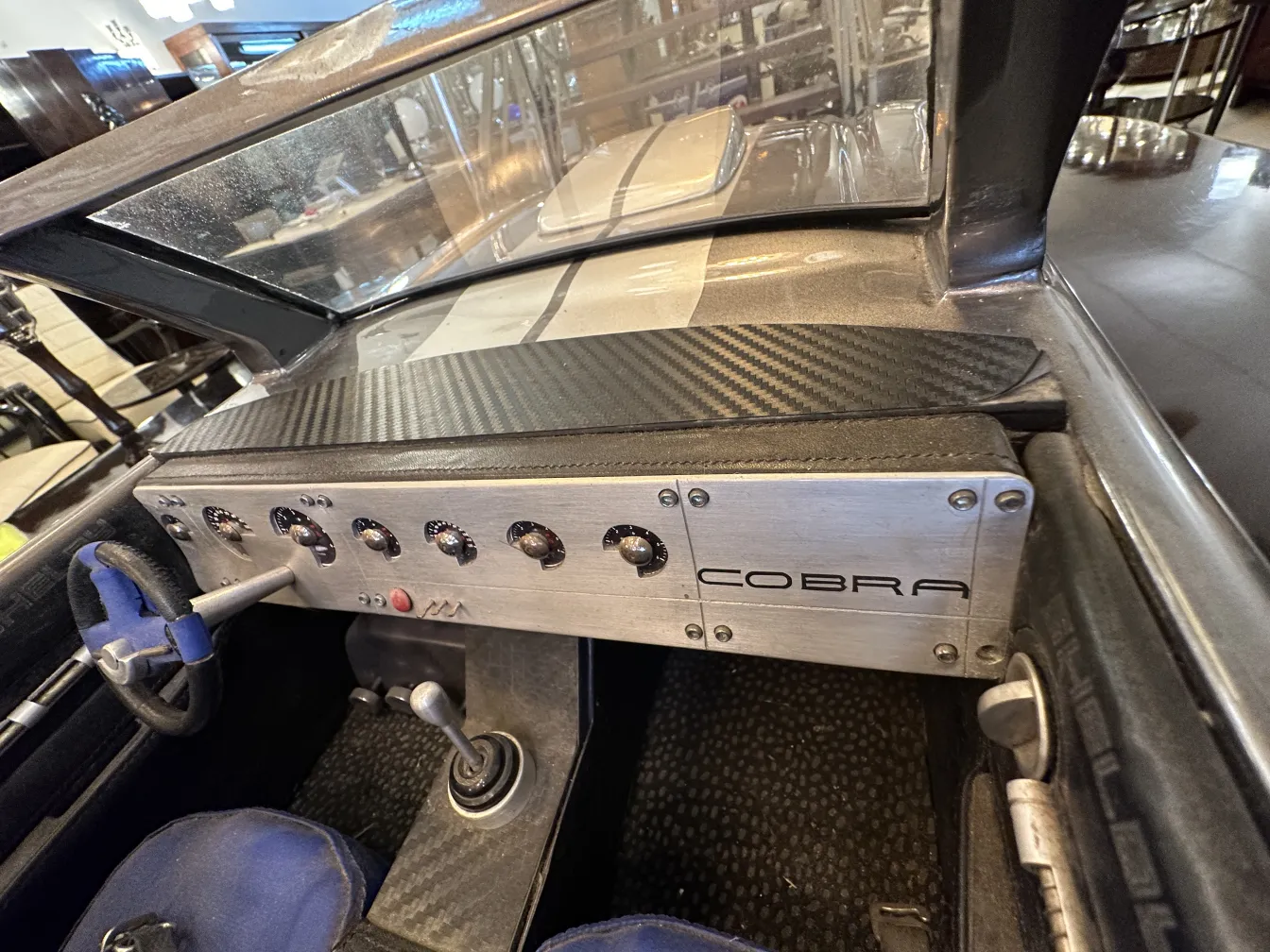 interno di auto antico del designer, volante e leva del cambio