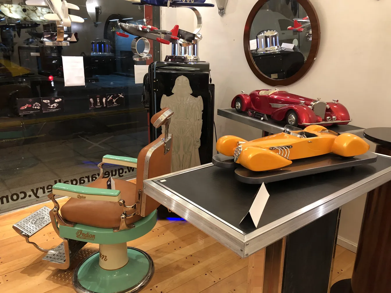 Aviones antiguos del diseñador Marcelo Peña en un ambiente decorativo, exhibidos junto a otros objetos vintage.