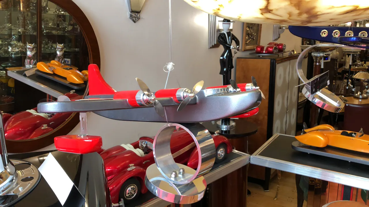 Modelo de avión antiguo del diseñador Marcelo Peña en un entorno decorativo