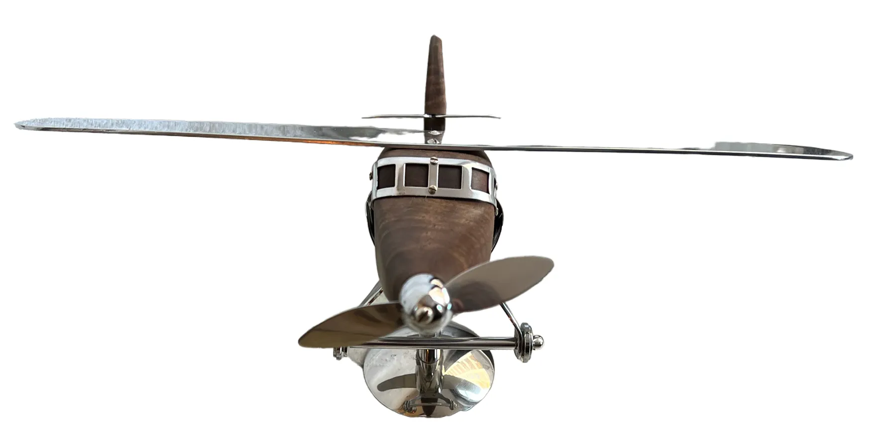Modelo de avión antiguo diseñado por Marcelo Peña con hélices y detalles únicos.