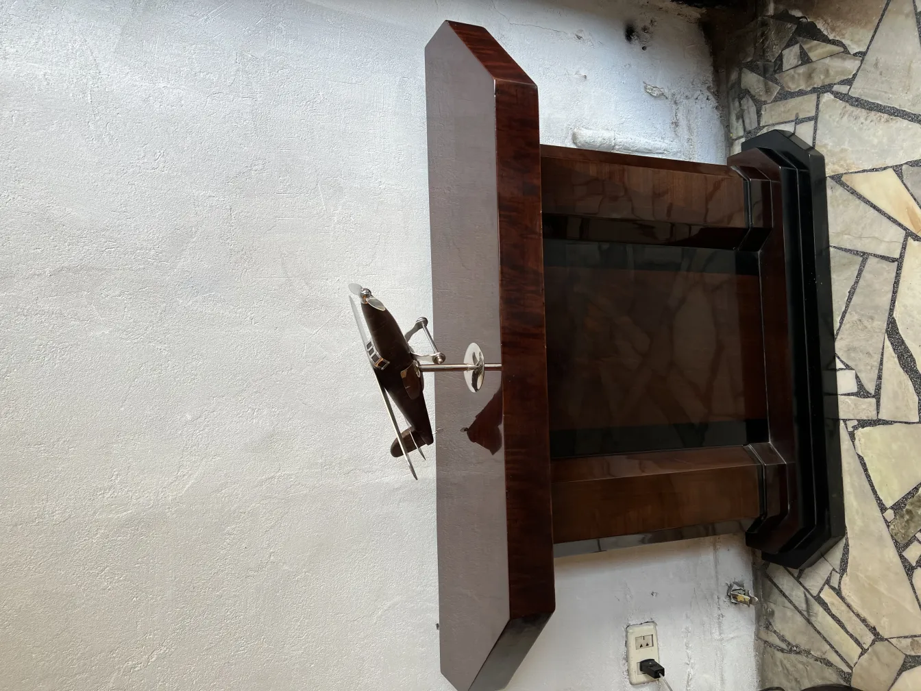 Escultura de aviones antiguos del diseñador Marcelo Peña sobre una mesa elegante.