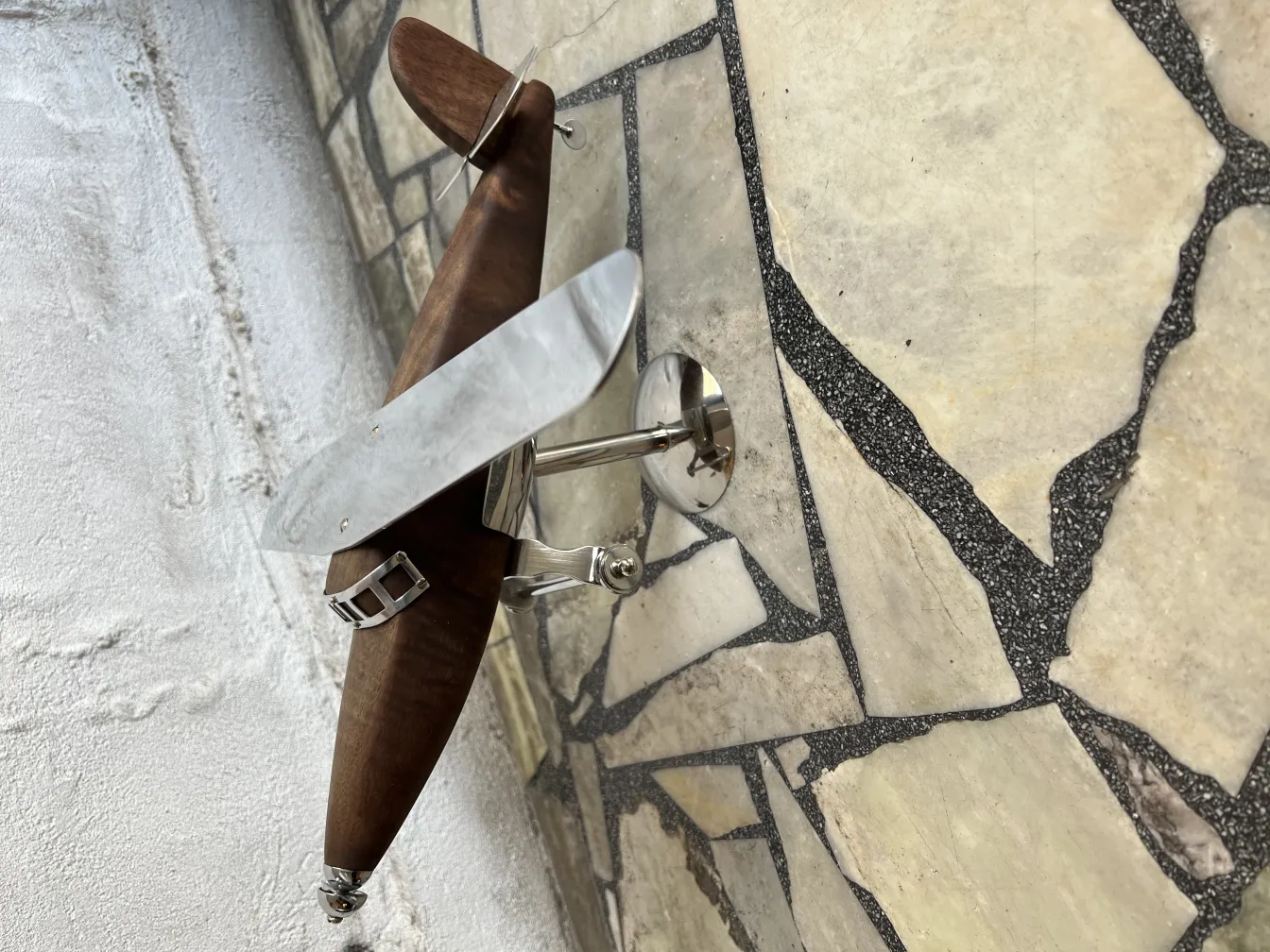 Antikes Modell des Flugzeugs des Designers Marcelo Peña, elegante Merkmale.