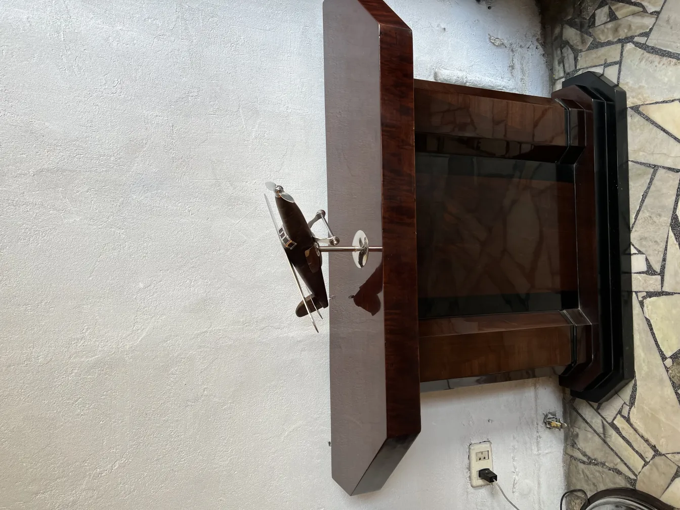 डिज़ाइनर मार्केलो-पेना का पुराना हवाई जहाज़, एक हल्के पृष्ठभूमि पर प्रदर्शित किया गया है।