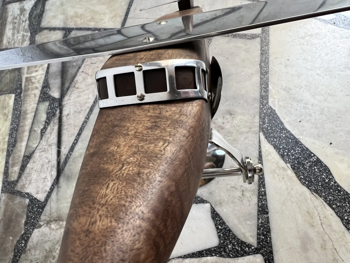 Antikes Flugzeugmodell mit klassischen Designelementen von Marcelo Peña.