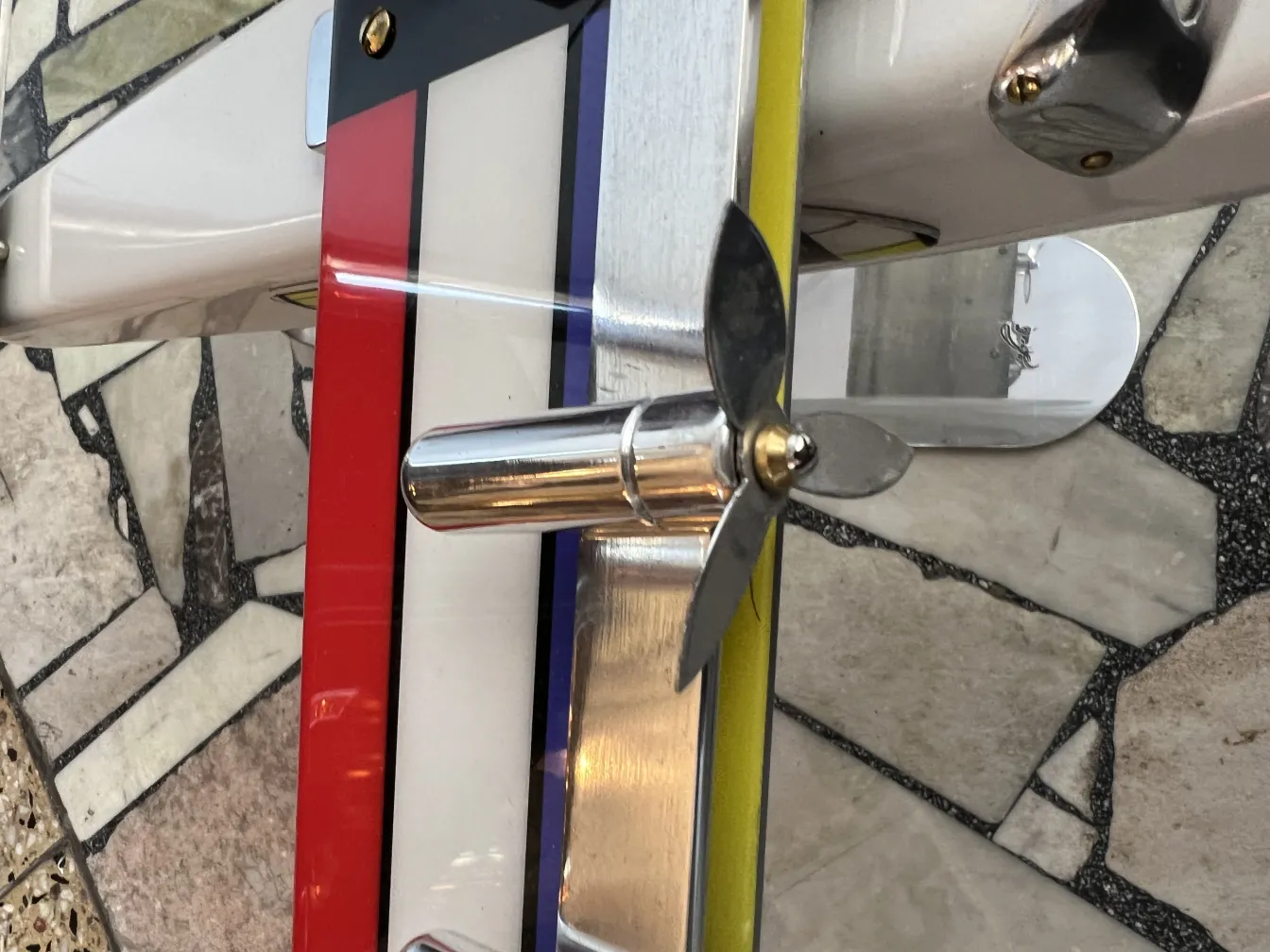 Modèle ancien d'avion du designer Marcelo Peña avec hélice brillante