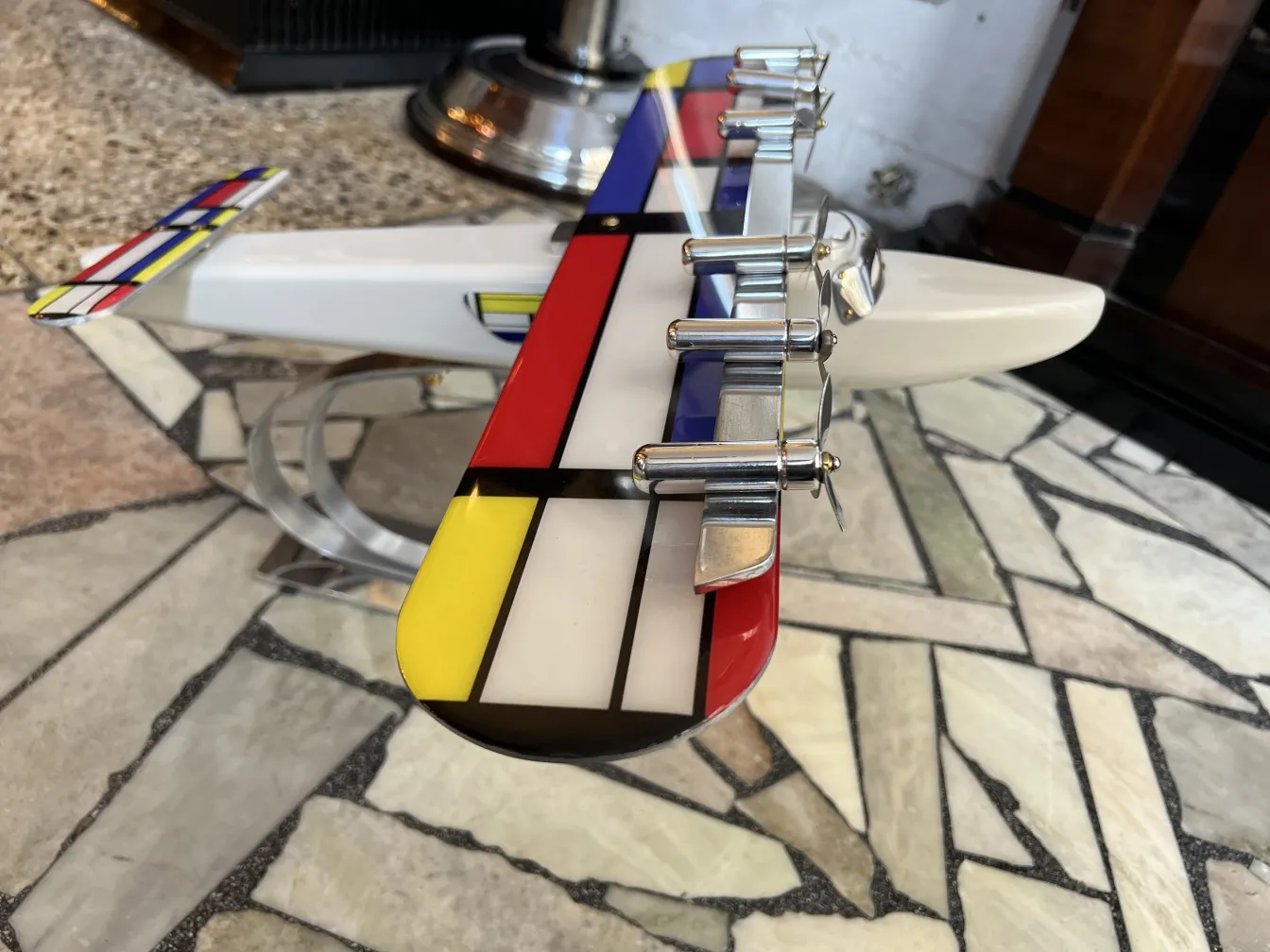 Antikes Flugzeugmodell des Designers Marcelo Peña mit lebhaften Farben.