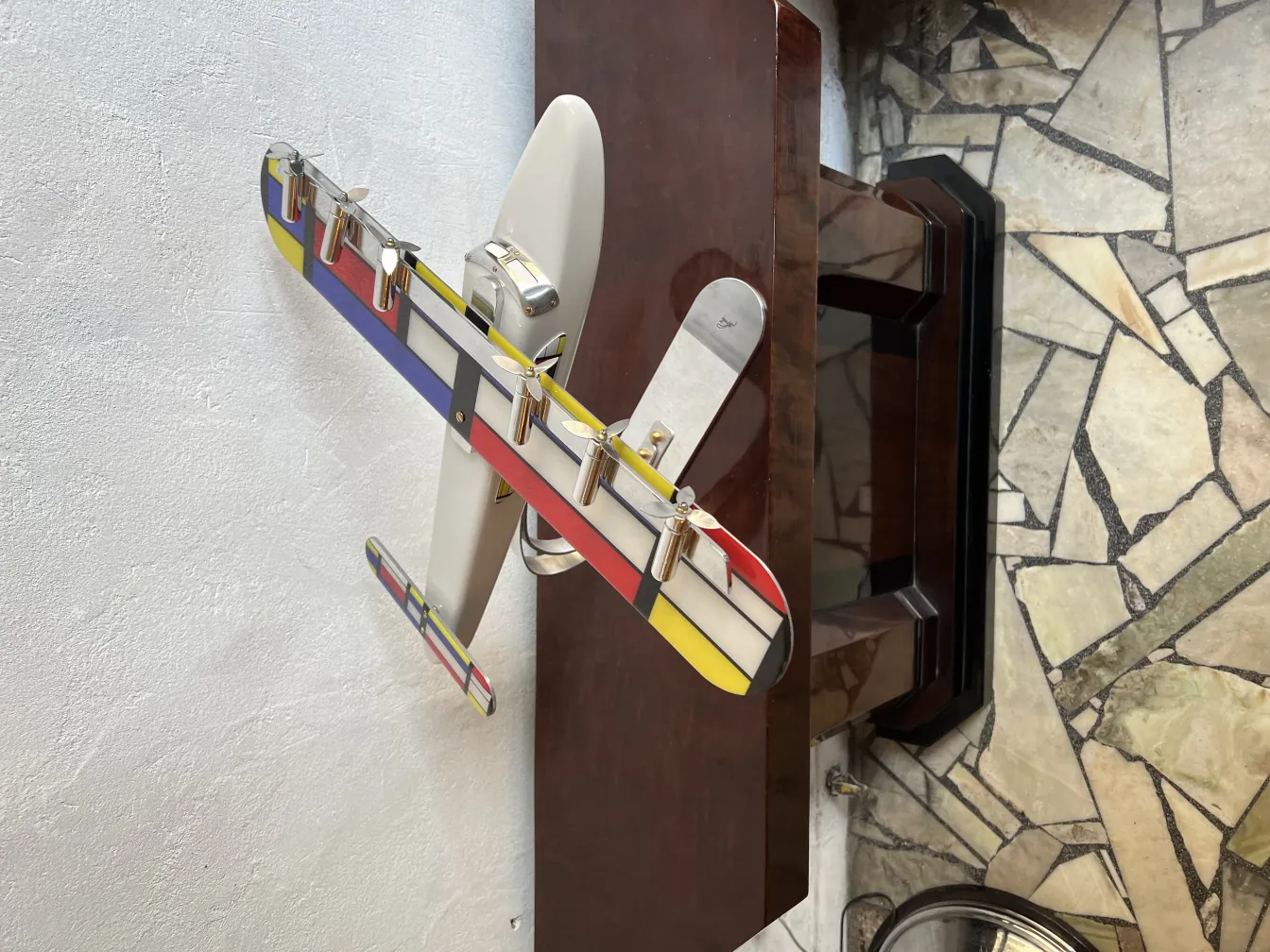 Bunte und lebendige antike Flugzeugmodelle