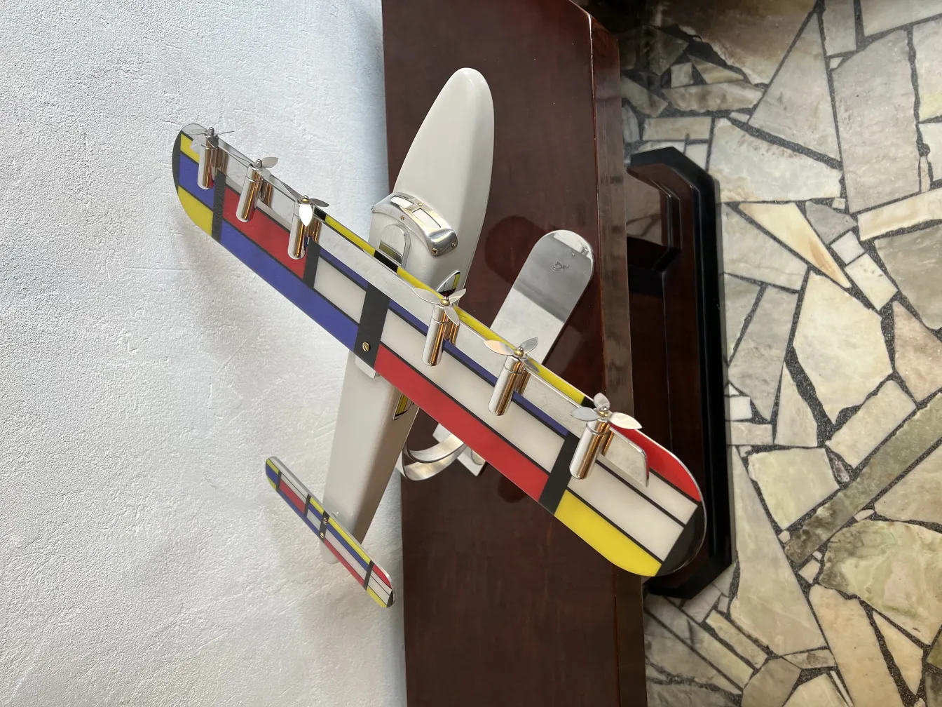 modelo de avião antigo colorido do marcelo peña, ambientado em um ambiente elegante