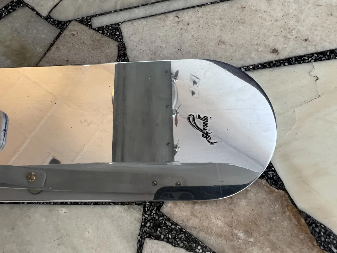 Antiguidades com aviões do designer Marcelo Peña em piso de cerâmica.