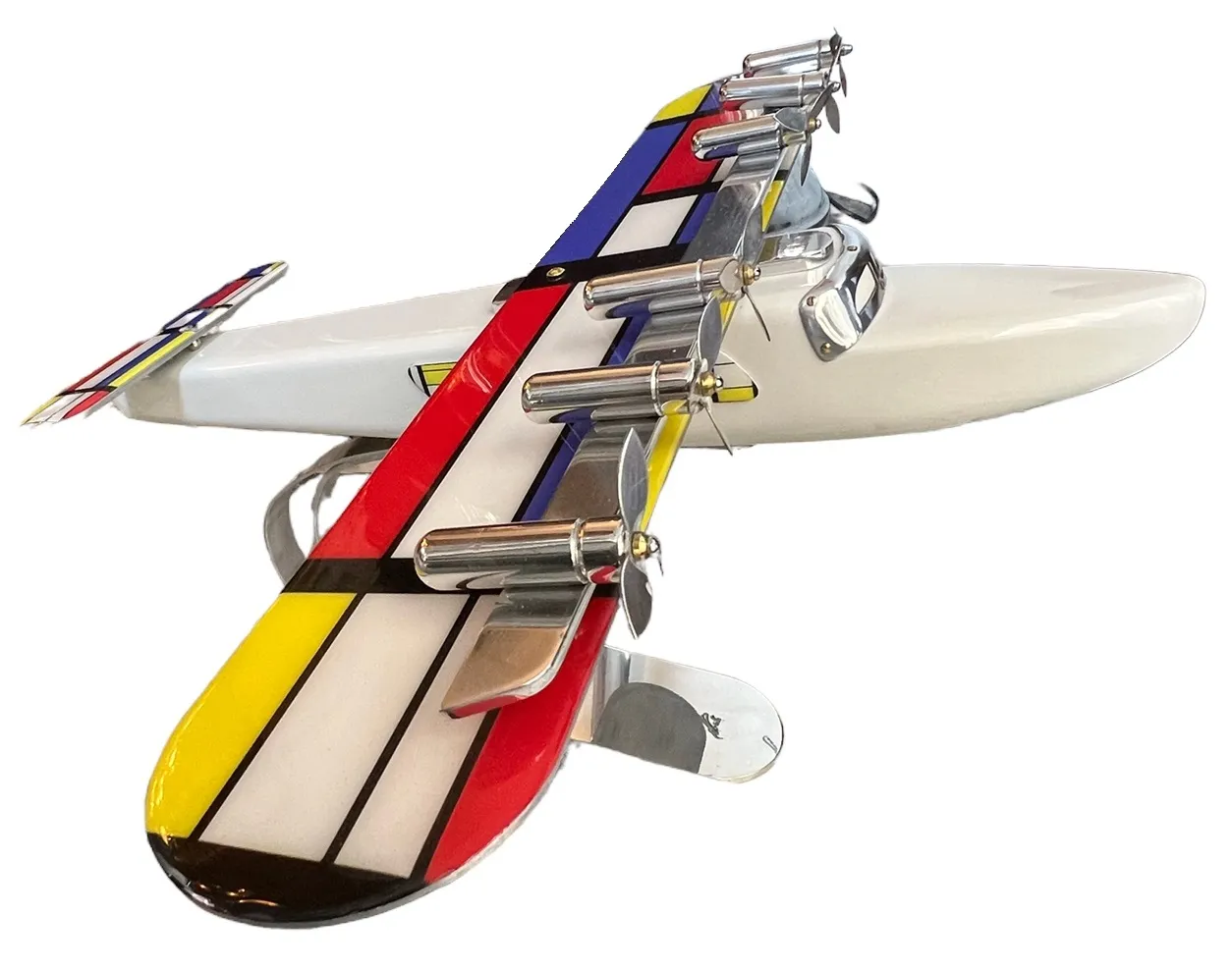 Buntes Modell antiker Flugzeuge des Designers Marcelo Peña mit markanten Formen in Rot, Gelb und Blau.