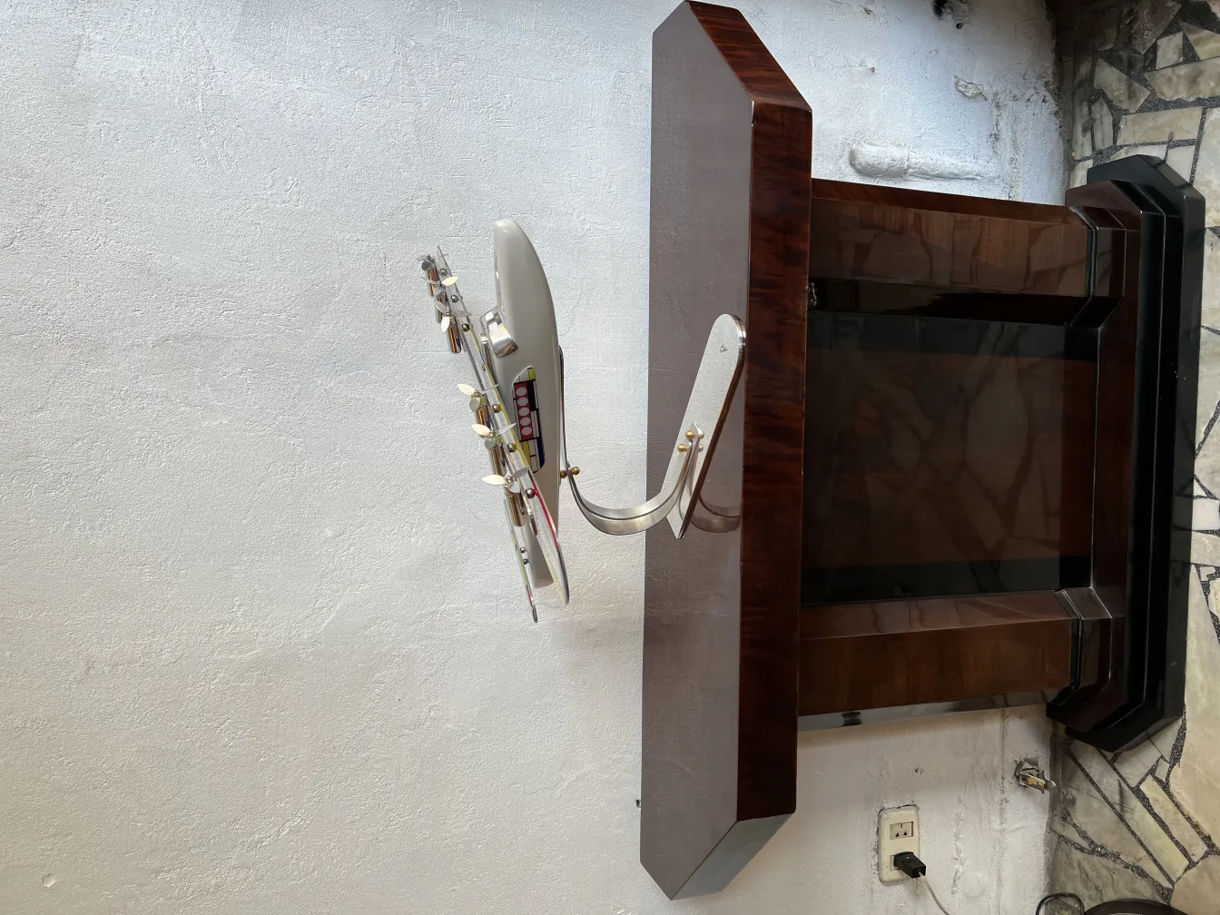 Modelo antiguo de avión diseñado por Marcelo Peña, exhibido de forma destacada.