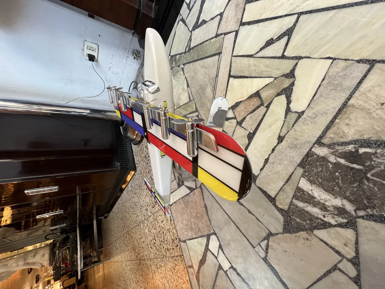 Modelo de avión antiguo diseñado por marcelo peña, colorido y detallado.