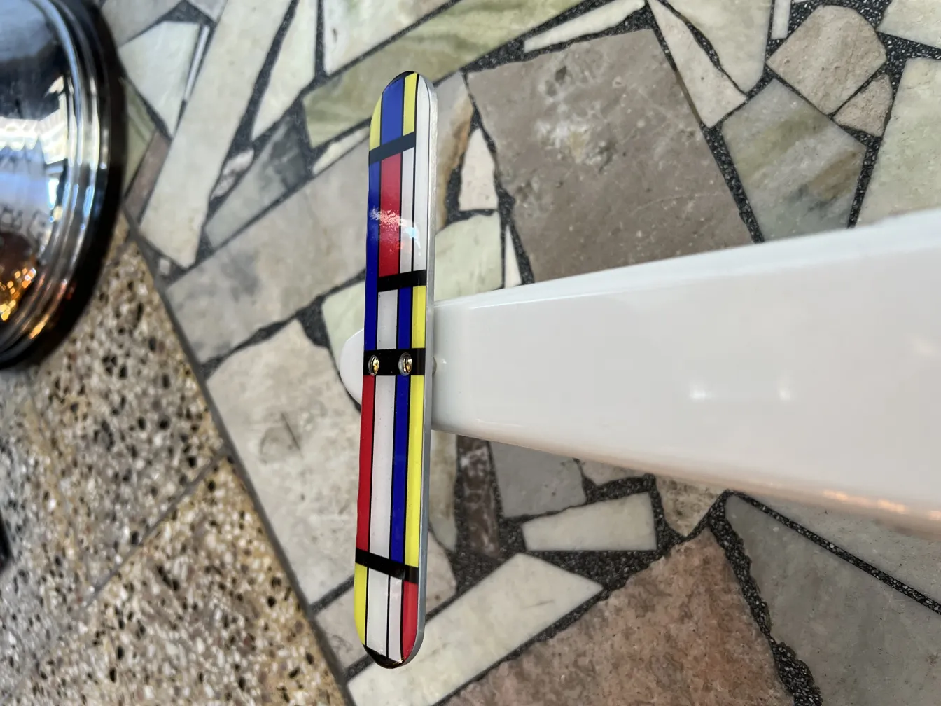 Antike Flugzeuge des Designers Marcelo Peña mit lebhaften Farben auf hellem Hintergrund.