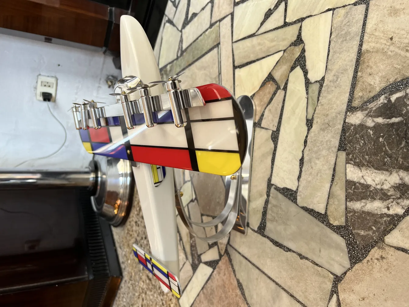 modello di aereo antico del designer Marcelo Peña in colori vivaci