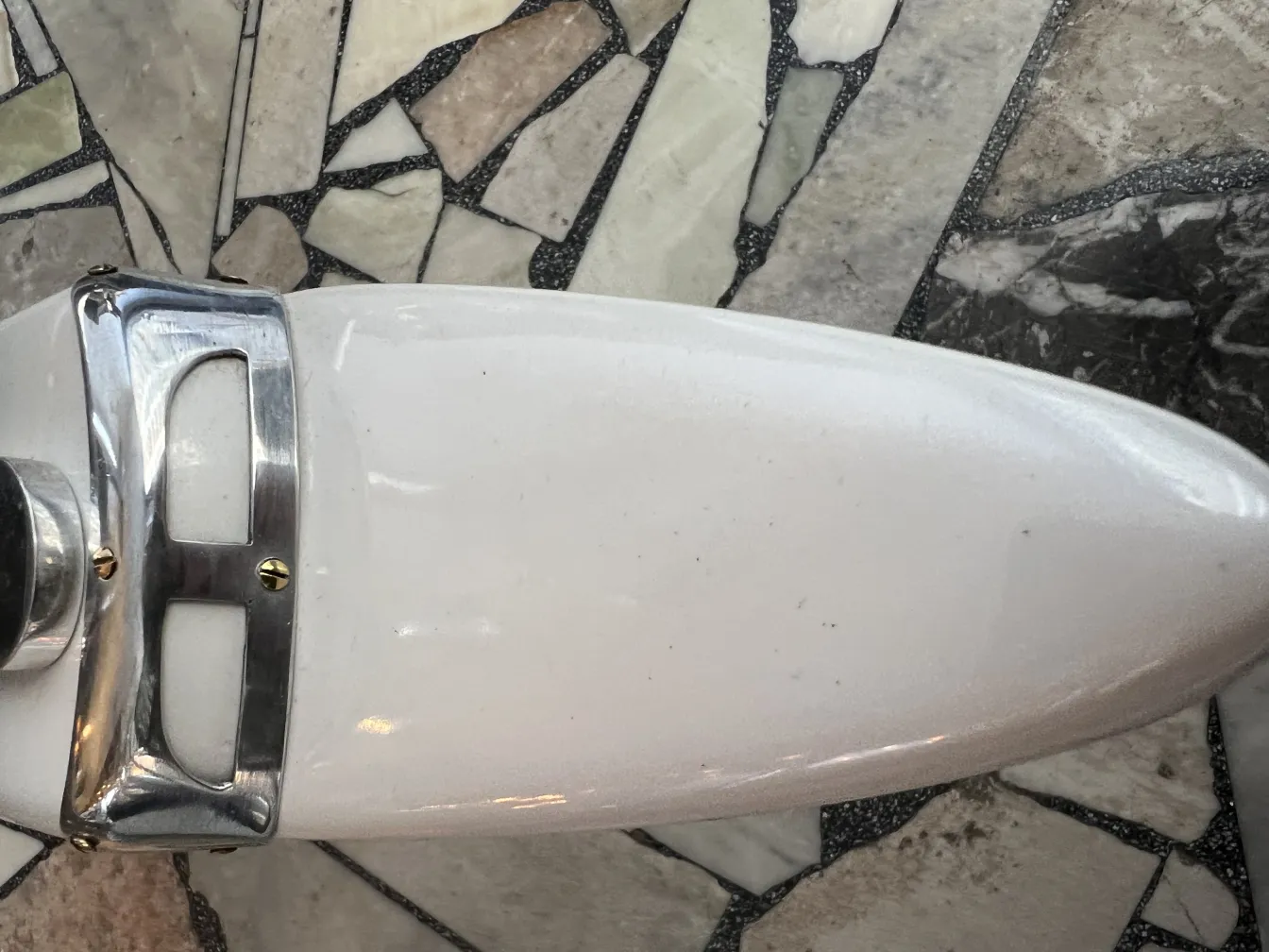 nahaufnahme antiker flugzeuge des designers marcelo peña vor mosaikhintergrund