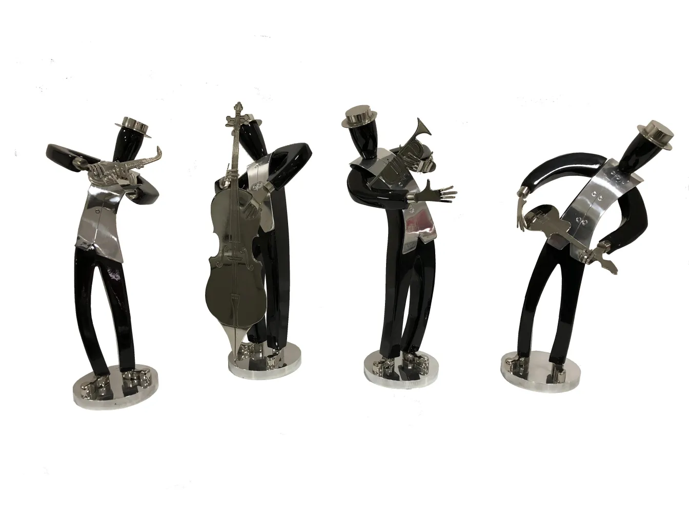 quatre sculptures de musiciens dans diverses positions avec des instruments
