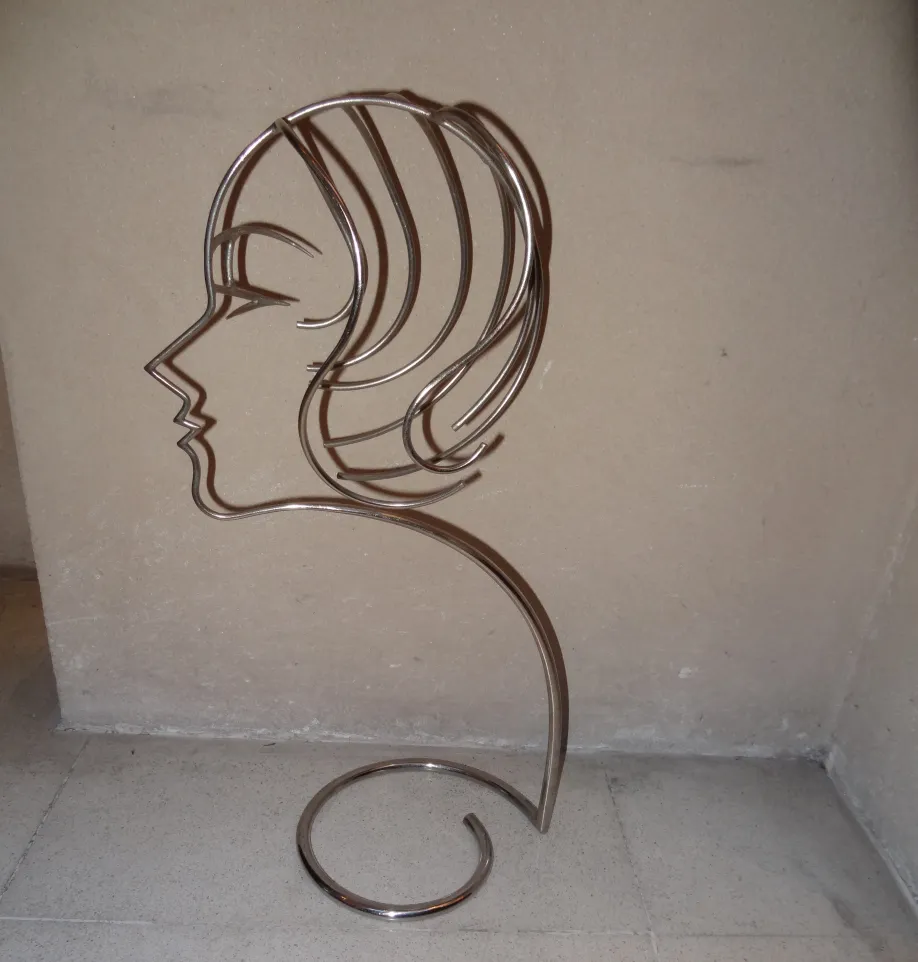 scultura antica con forma di volto femminile