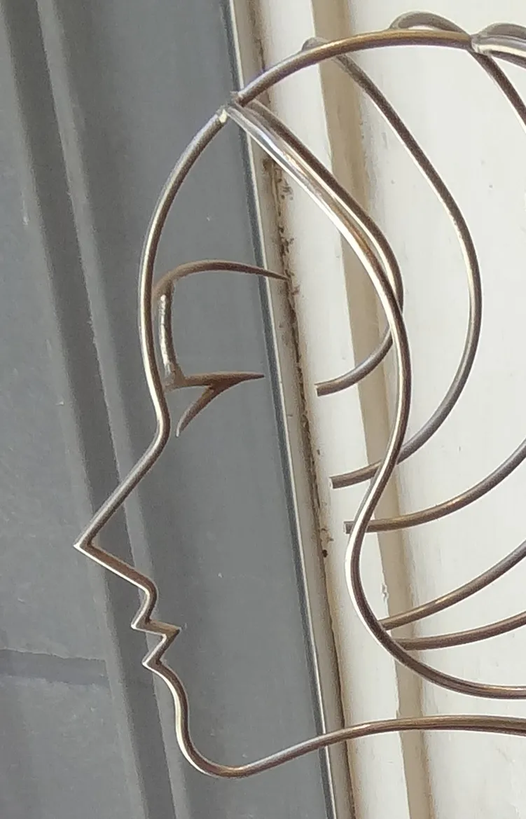 古い女性のプロフィール彫刻、細部が美しい