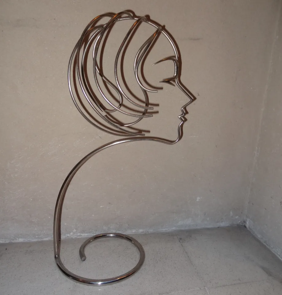 scultura antica a forma di volto femminile, curve e linee eleganti