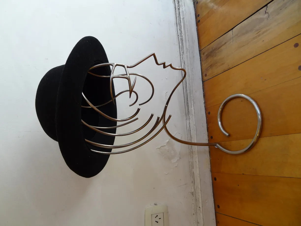 sculpture présentant un design de chapeau noir avec un support élégant