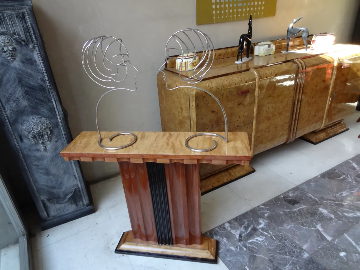 escultura com dois rostos em um suporte elegante