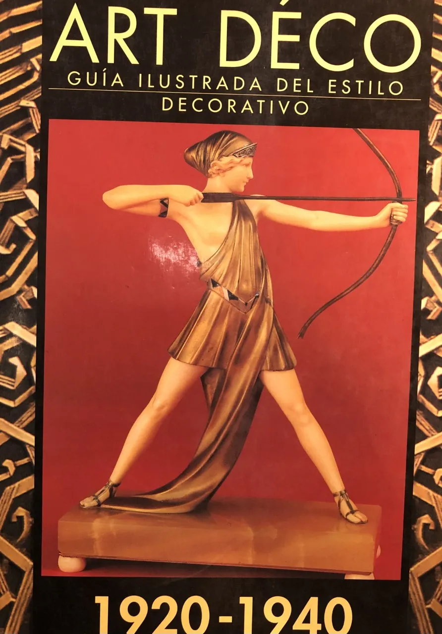 scultura antica di donna con arco e freccia, su sfondo rosso