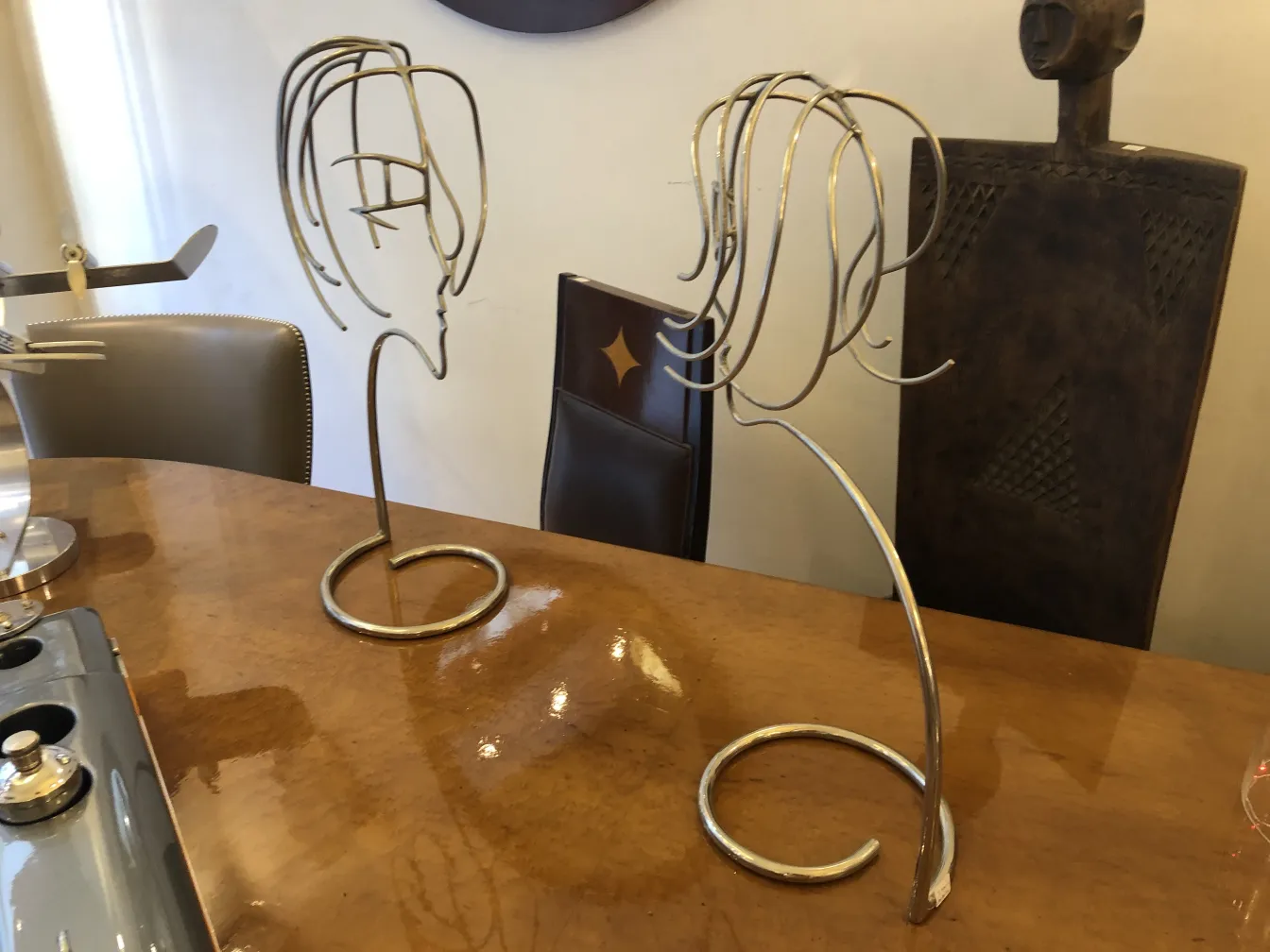 sculptures abstraites sur une table en bois, cadre élégant