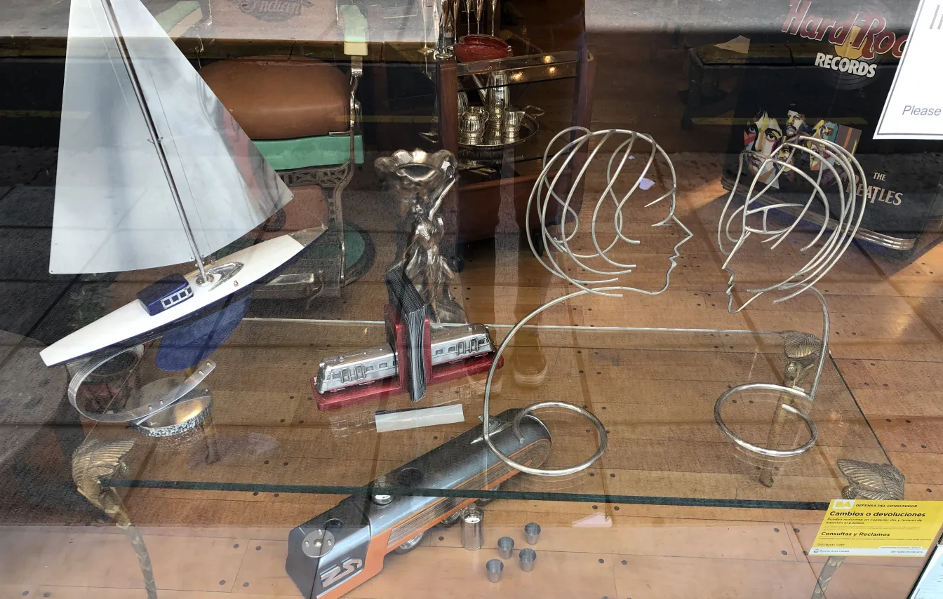 escultura antigua con figuras abstractas en un entorno de antigüedades