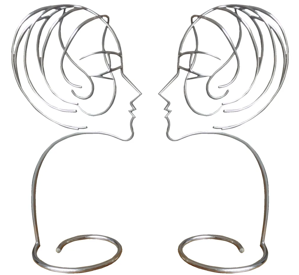 antike Skulptur von zwei Gesichtern im Profil mit minimalistischer Gestaltung