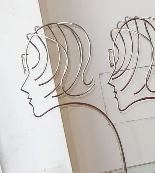 sculpture moderne de silhouettes humaines de profil, fond clair