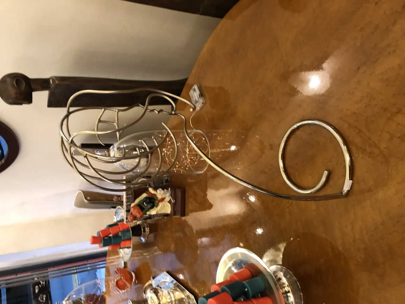 scultura antica decorativa a forma di spirale in un ambiente elegante