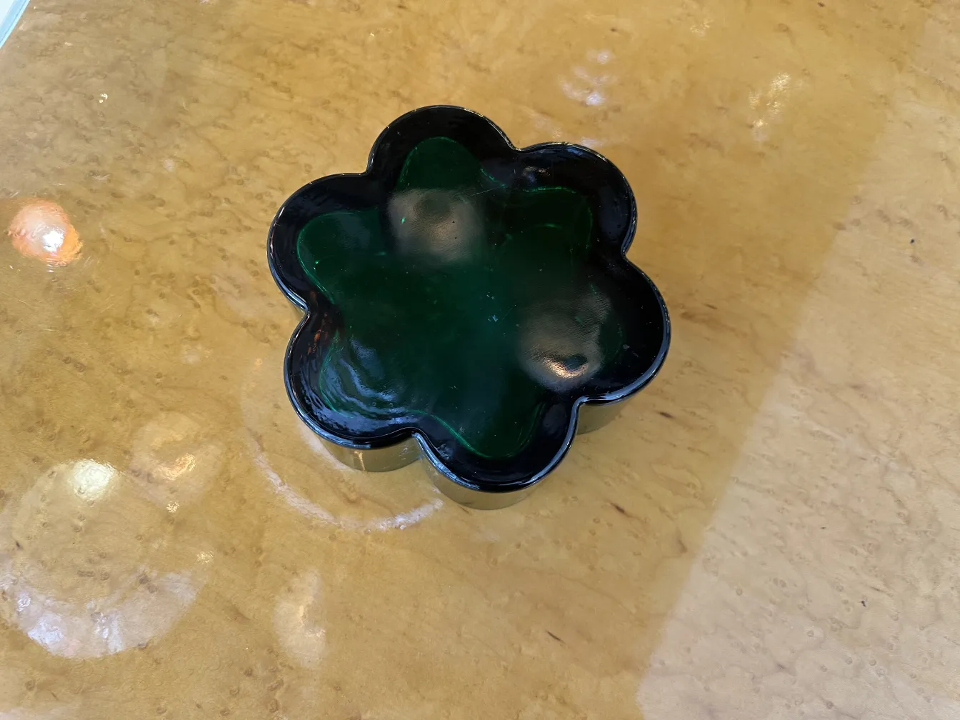 centrotavola antico a forma di fiore sul tavolo