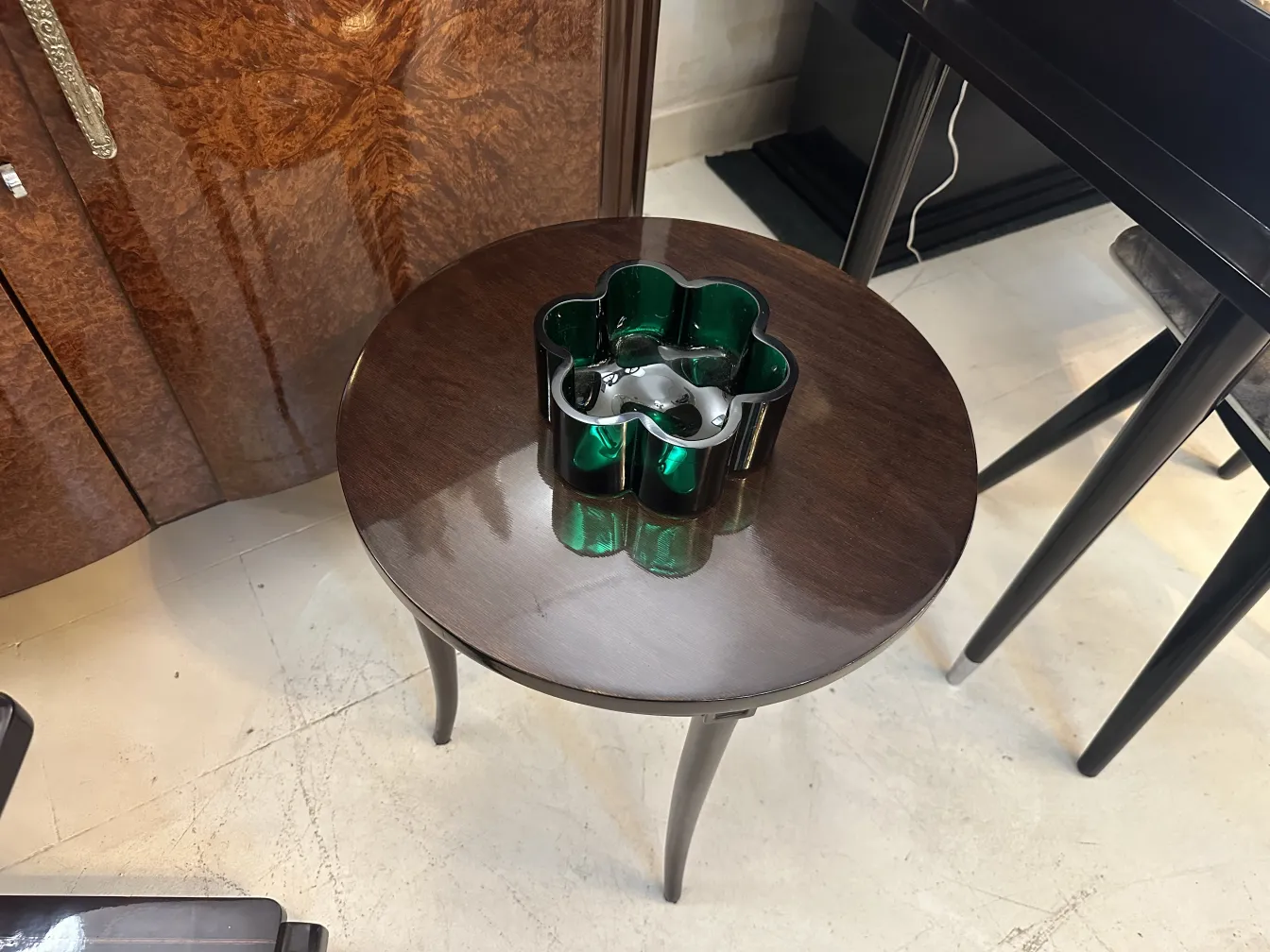 centrotavola antico decorativo su un tavolo