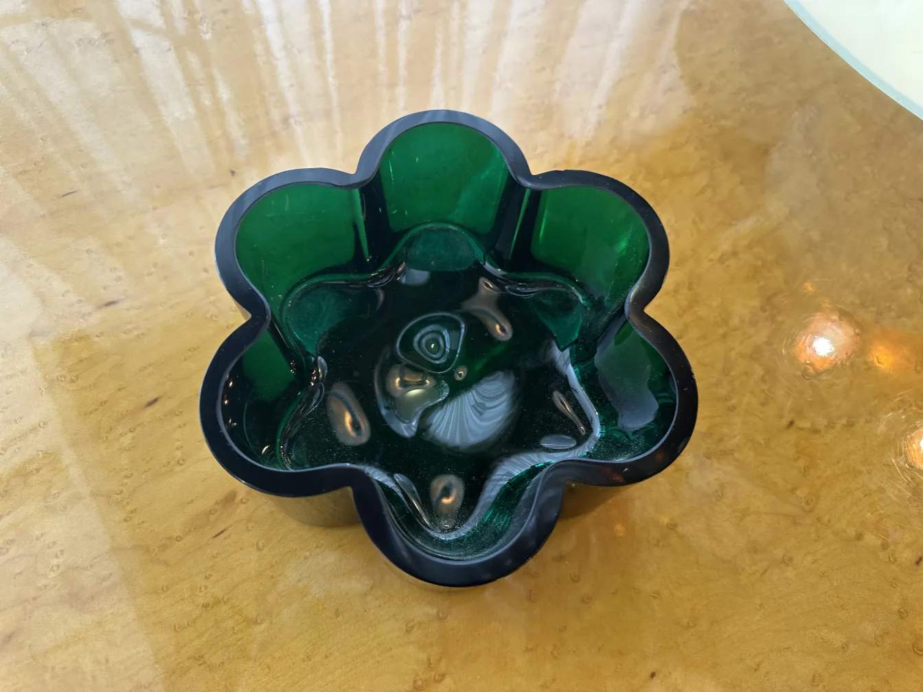 centro de mesa antigo em forma de flor verde sobre a mesa