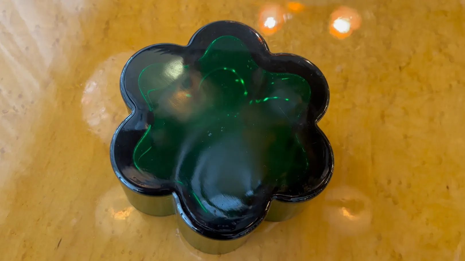 centrotavola antico a forma di fiore verde