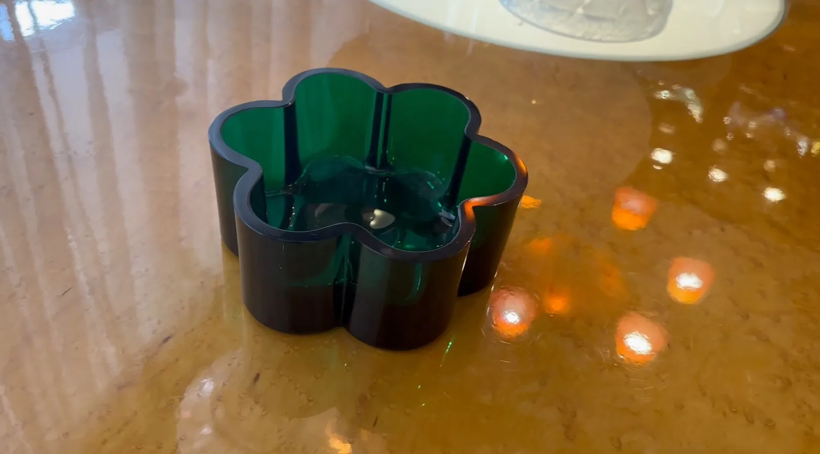 centrotavola antico a forma di fiore, luce soffusa